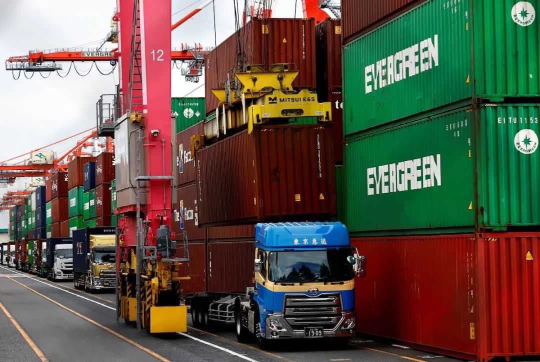 Japan's Economy Faces Double Pressure: Manufacturing Contraction and Halted Central Bank Policy Shift